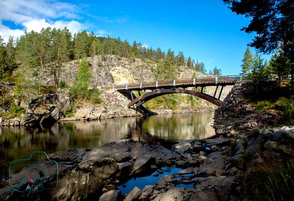 Architektur und Landschaftsfoto: Holz-Brücke über Fluss in Norwegen